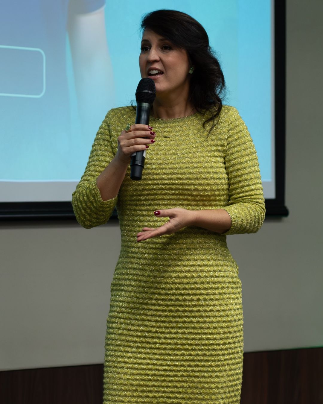 Thaisa Navolar palestrando